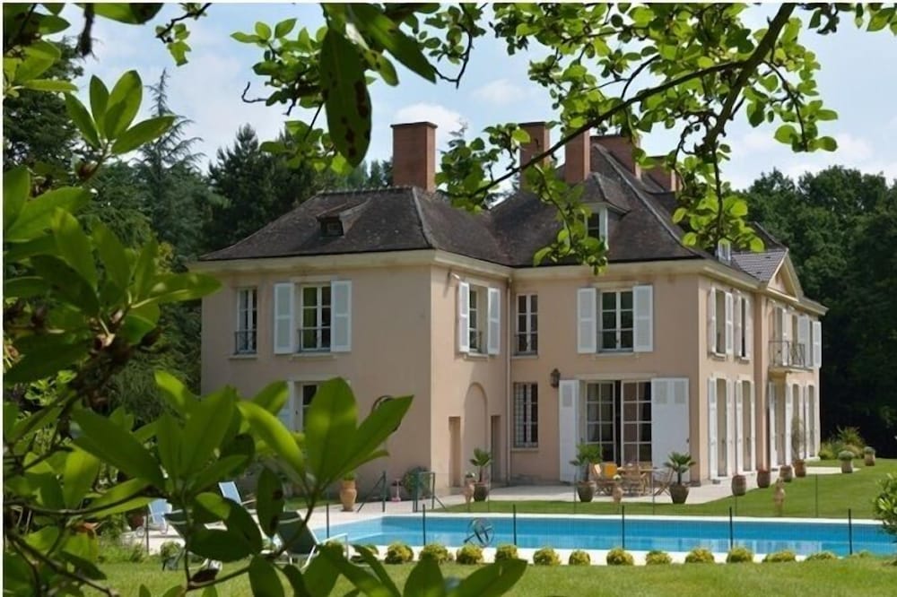 CHÂTEAU NEAR PARIS YVELINES