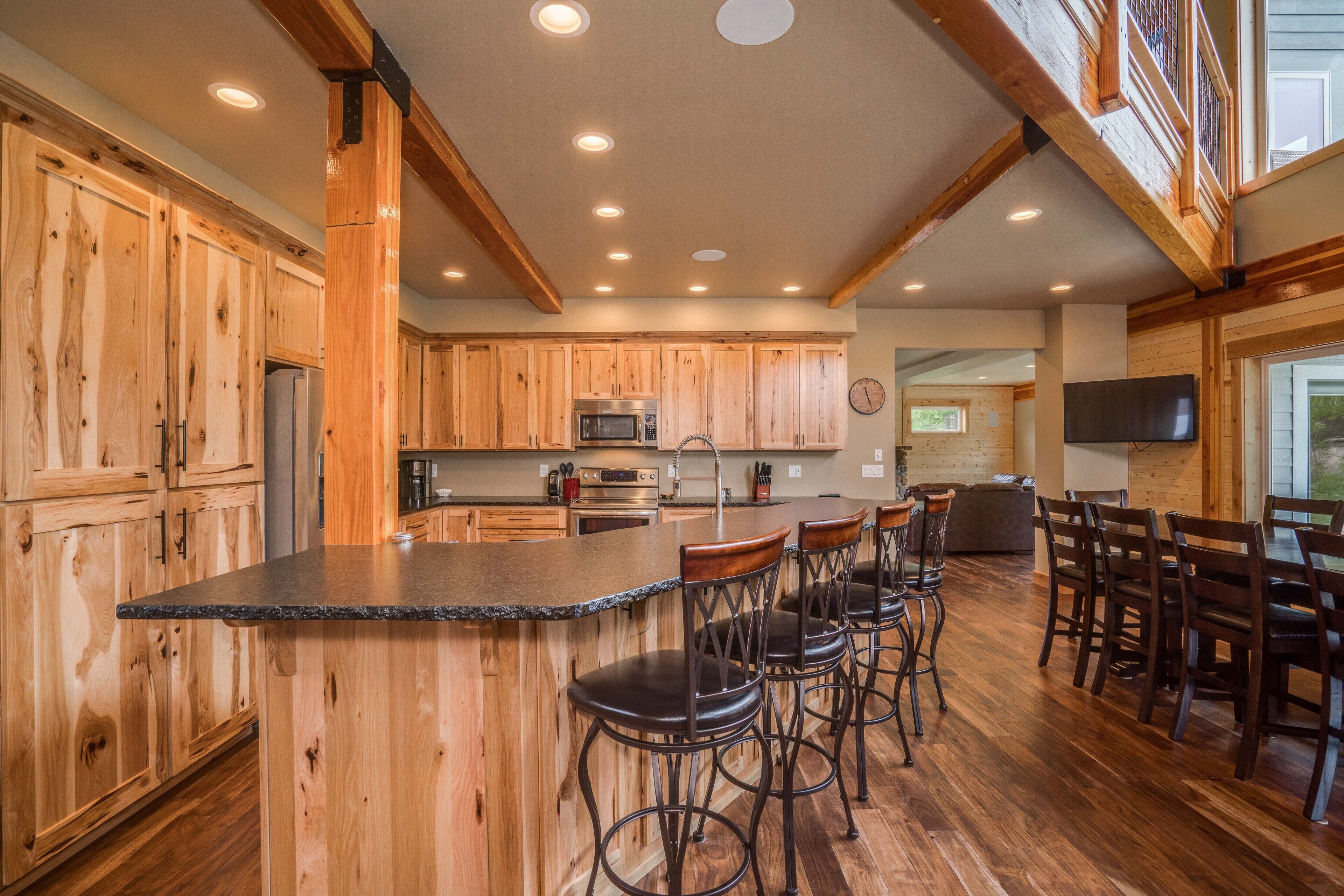 Newly built lodge on the river, pet friendly cabin, sleeps up to 10 guests