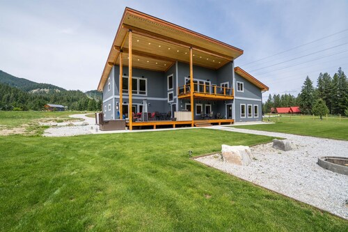 Newly built lodge on the river, dog friendly cabin, sleeps up to 10 guests