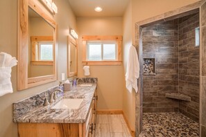 Combined shower/tub, towels