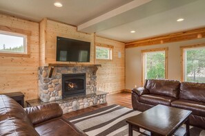 Smart TV, fireplace, DVD player, table football