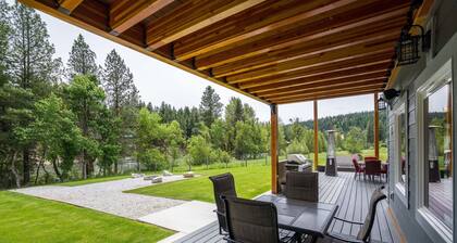 Newly built lodge on the river, dog friendly cabin, sleeps up to 10 guests