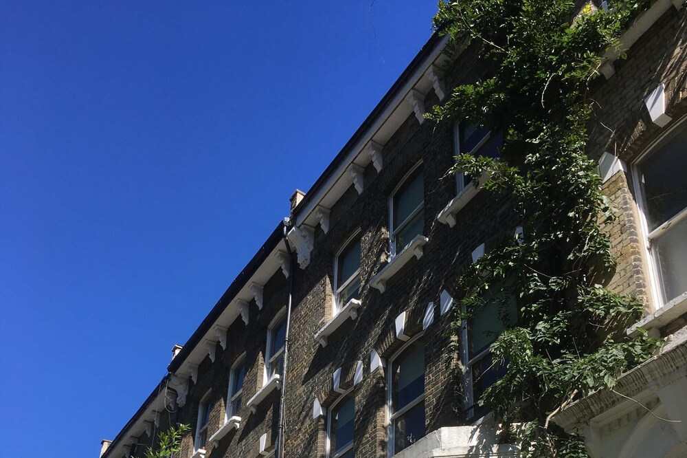 Beautiful Victorian townhouse flat facing park