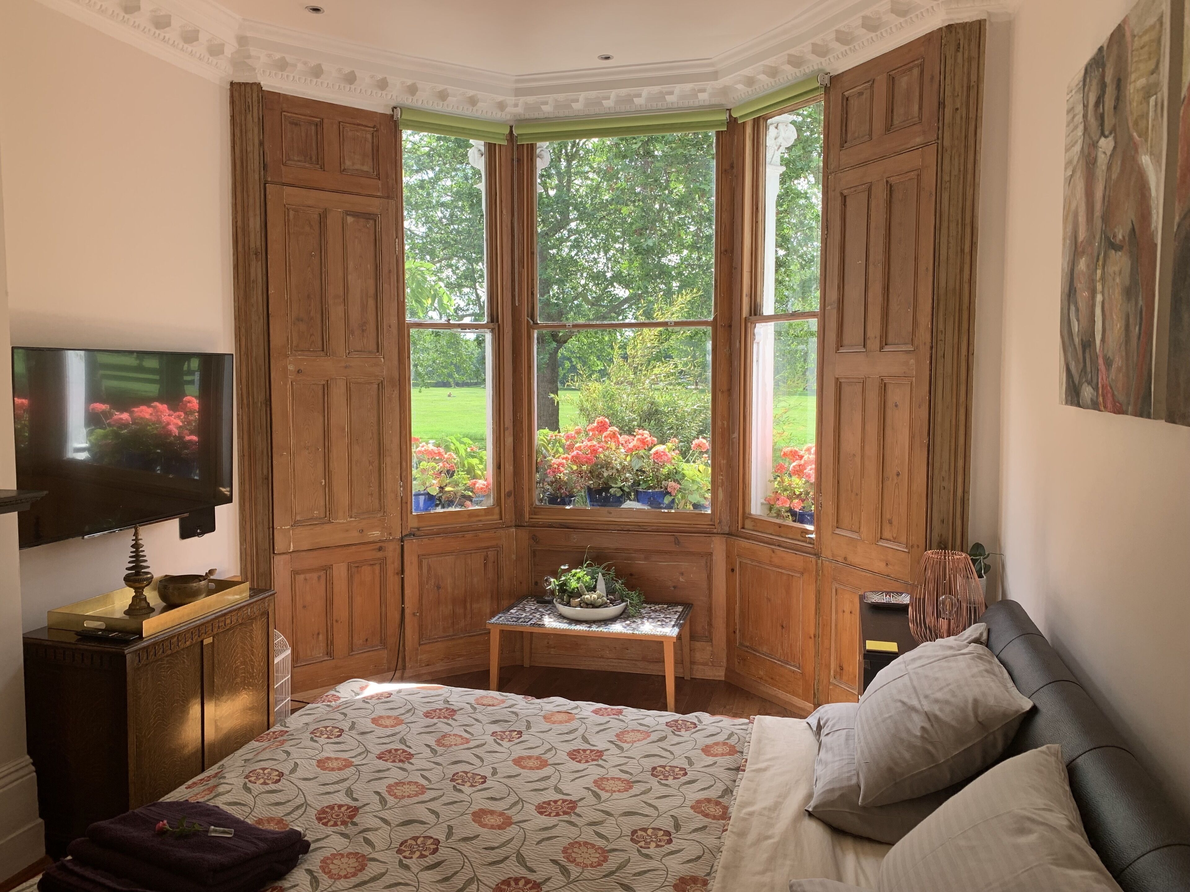 Beautiful Victorian townhouse flat facing park