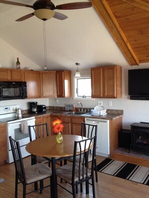 Fridge, microwave, oven, stovetop - Boating/Fishing Gem #1 on Oneida Lake near Bridgeport, only 20 min from Syr (Bridgeport)