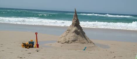 Playa en los alrededores y camastros
