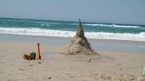 Beach nearby, sun-loungers - Casuarina Beach House - 100m from the Beach (Casuarina)