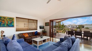 Smart TV, DVD player, books, video library - Casuarina Beach House - 100m from the Beach (Casuarina)