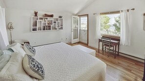 3 habitaciones, escritorio y tabla de planchar con plancha 