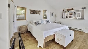 3 habitaciones, escritorio y tabla de planchar con plancha