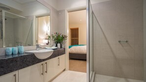 Hair dryer, towels, soap, shampoo - Mount Eliza Sunset Apartment (Mount Eliza)