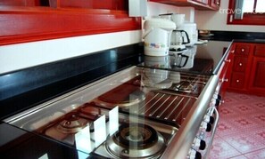 冷蔵庫、電子レンジ、オーブン、コンロ