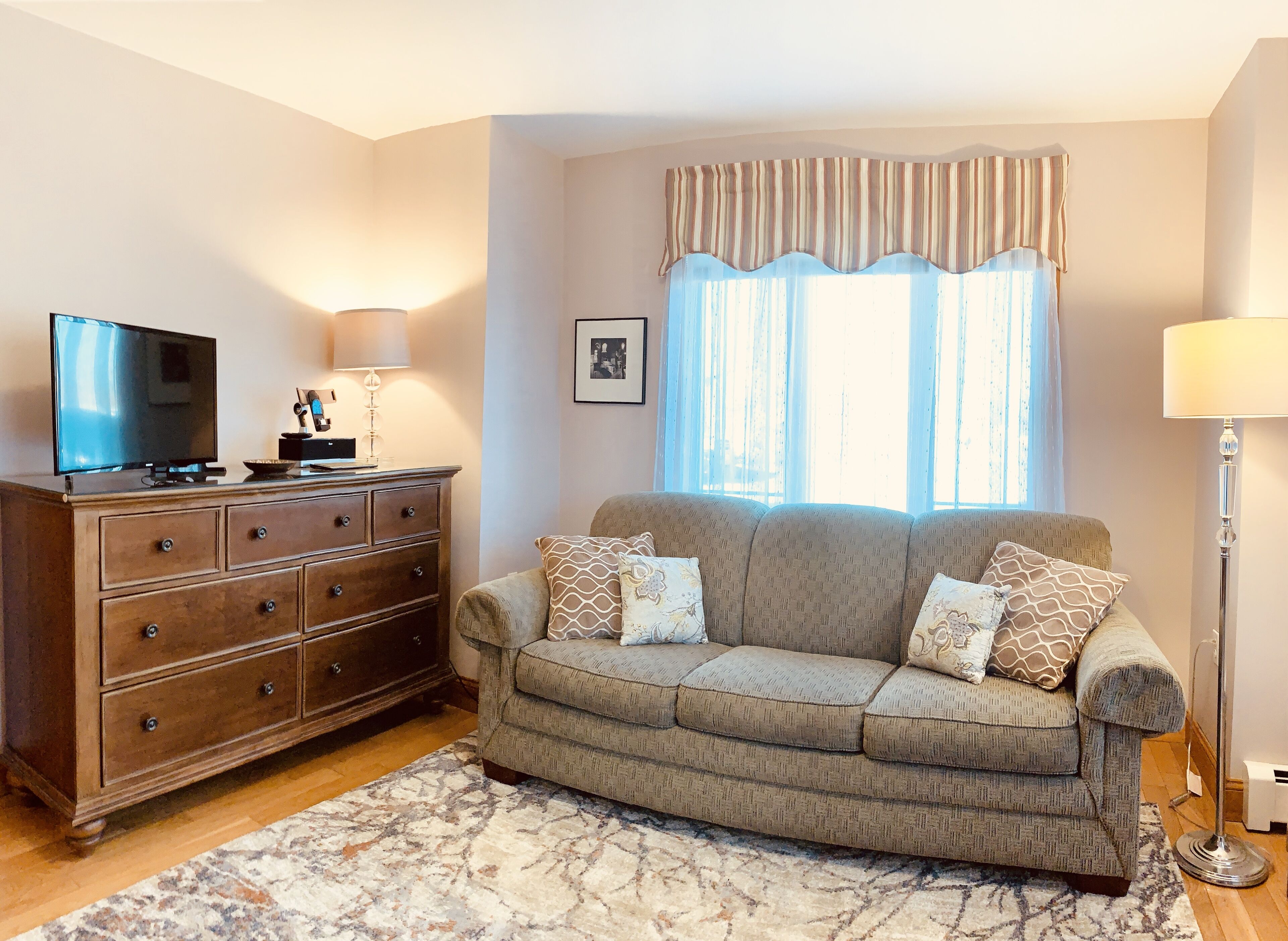 Spacious Suite, Private Entry, Sleeps 4, Kitchenette, LR/DR, GasGrill, Huge Yard