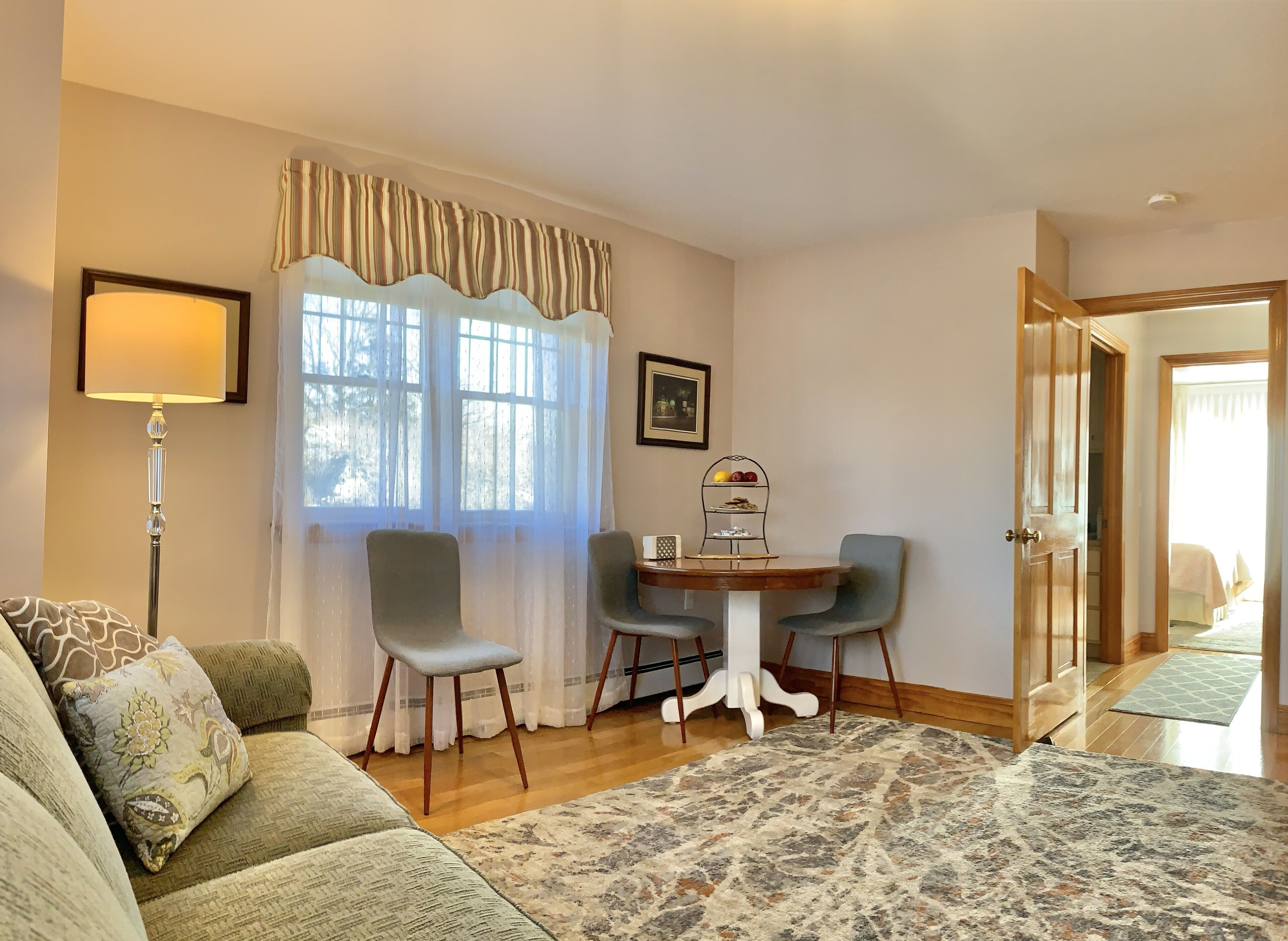 Spacious Suite, Private Entry, Sleeps 4, Kitchenette, LR/DR, GasGrill, Huge Yard