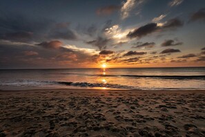 在海滩、沙滩椅