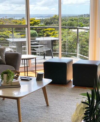 Pets Welcome!Heated swimming pool, 
spa Juccuzi, tennis court, bay water views
