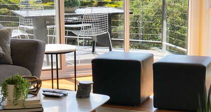 Pets Welcome!Heated swimming pool,
spa Juccuzi, tennis court, bay water views