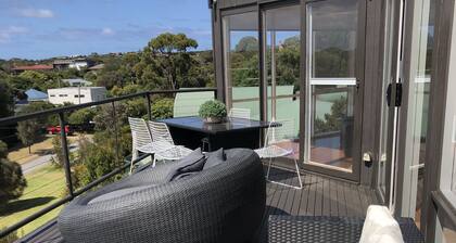 Pets Welcome!Heated swimming pool,
spa Juccuzi, tennis court, bay water views