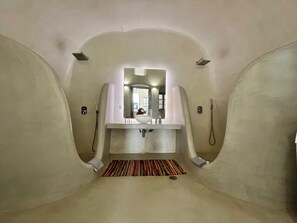 Doccia, asciugacapelli, asciugamani, sapone