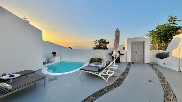Un área de piscina en la azotea con jacuzzi, sillas de descanso y una puerta que da a un espacio interior.