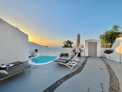 Our Island OASIS (3000 sq ft of Living Space) Walk to Fira!
