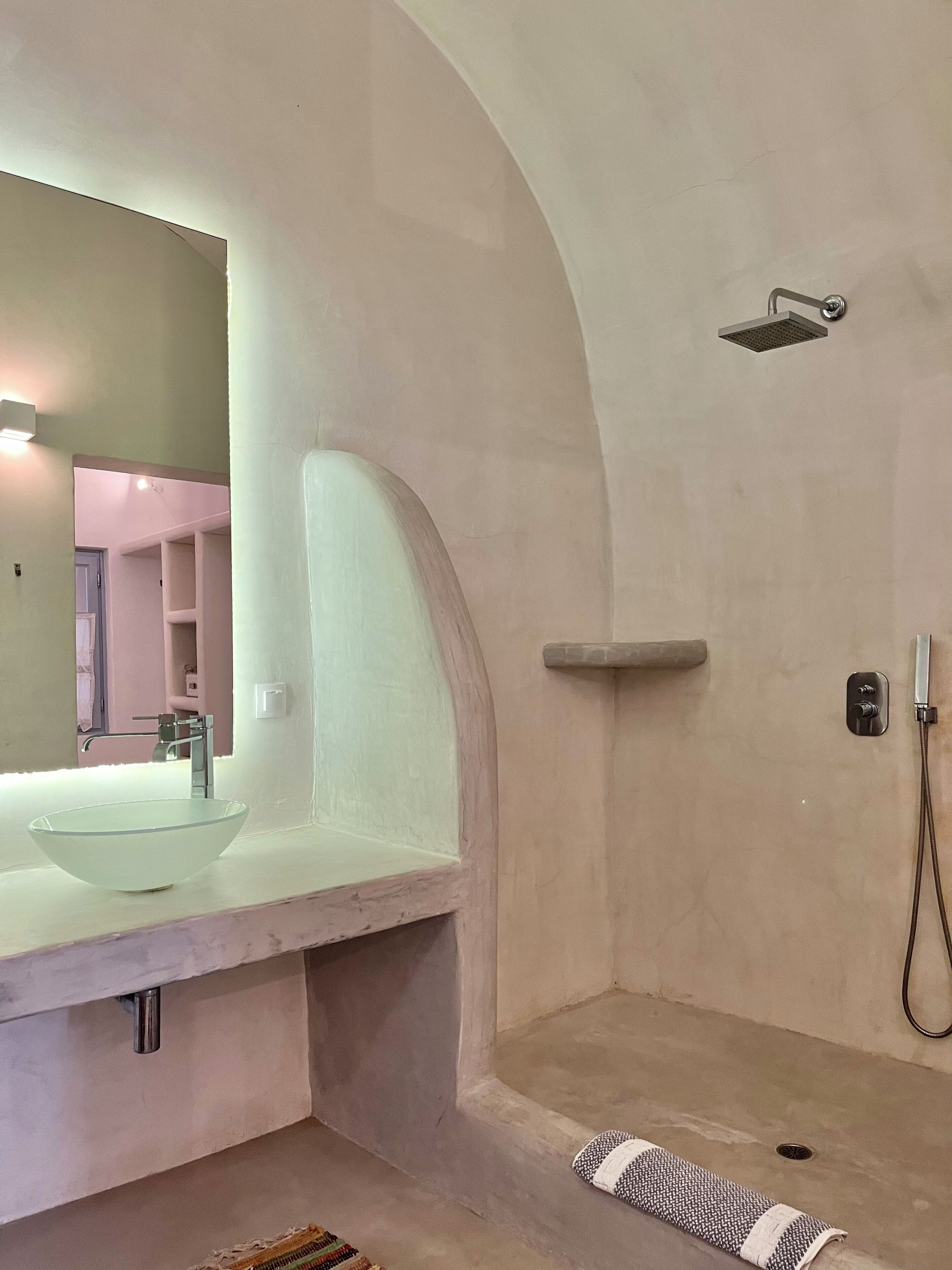Douche, sèche-cheveux, serviettes fournies, savon
