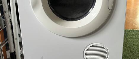 Een witte wasmachine van Fisher & Paykel, met een bedieningspaneel waarop verschillende instellingen zichtbaar zijn.