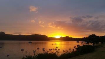 Sulla spiaggia, lettini da mare, teli da spiaggia