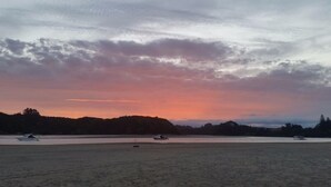 På stranden, solsenger og strandhåndklær