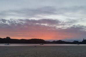 On the beach, sun-loungers, beach towels - Papaka Bach - Awesome Waterfront Location (Ngunguru)