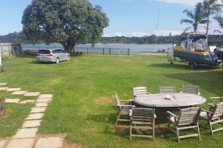 Outdoor dining. Papaka Bach - Awesome Waterfront Location