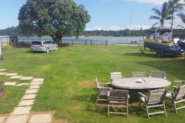 Outdoor dining - Papaka Bach - Awesome Waterfront Location (Ngunguru)