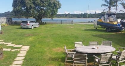 Papaka Bach - Awesome Waterfront Location