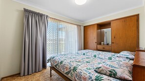 3 bedrooms, iron/ironing board, free WiFi
