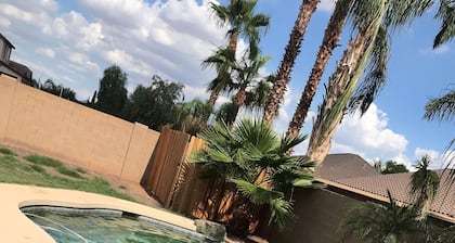 Kaunis yllätyskoti W / oma uima-allas ja iso takapiha