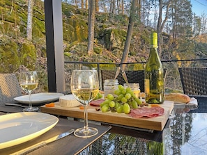 Outdoor dining - Cozy lakefront Retreat with Spa Pet Friendly (St-Armand)
