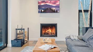 Smart TV, fireplace, DVD player