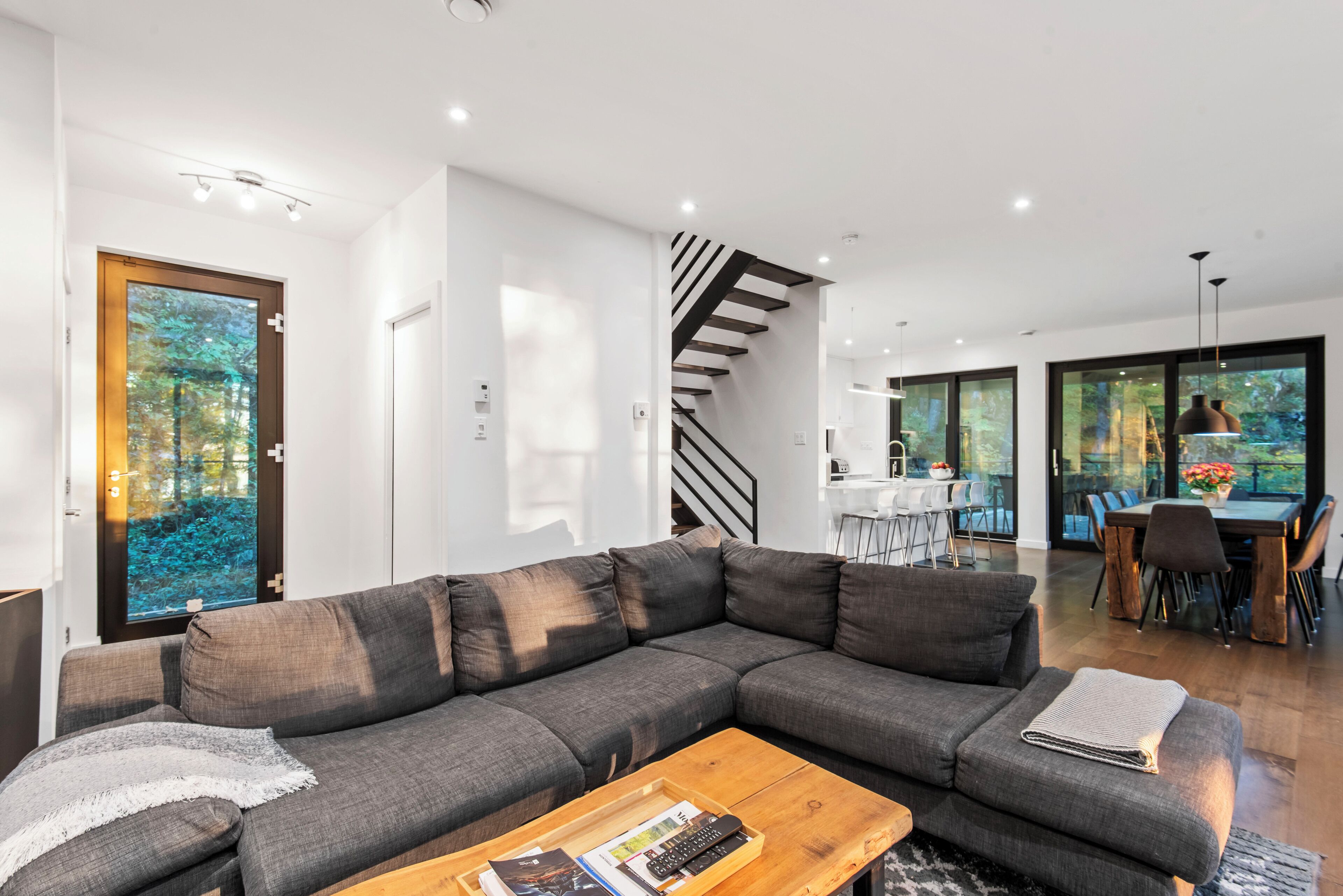 Smart TV, fireplace, DVD player