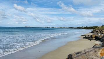 Trên bãi biển, cát trắng