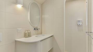 Nhà Premium | Phòng tắm | Buồng tắm vòi sen, đồ dùng nhà tắm miễn phí, máy sấy tóc, khăn tắm