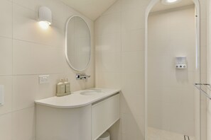 Nhà Premium | Phòng tắm | Buồng tắm vòi sen, đồ dùng nhà tắm miễn phí, máy sấy tóc, khăn tắm 