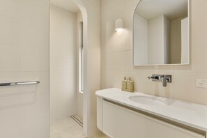 บ้านพักพรีเมียม | ห้องน้ำ | ฝักบัว, ของใช้ในห้องน้ำฟรี, ไดร์เป่าผม, ผ้าเช็ดตัว