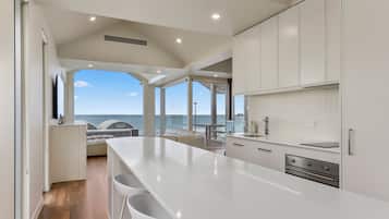 Premium House | Private kitchen | Full-sized fridge, microwave, oven, stovetop