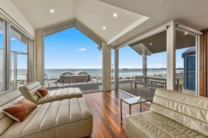 Casa premium | Área de estar | Smart TV 65 polegadas com canais digitais, lareira