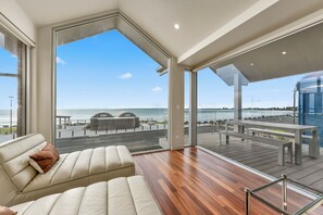 Casa premium | Área de estar | Smart TV 65 polegadas com canais digitais, lareira