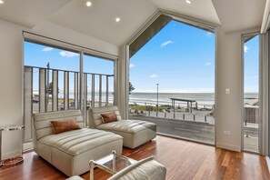 Casa premium | Área de estar | Smart TV 65 polegadas com canais digitais, lareira