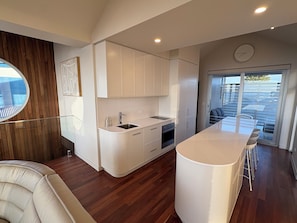 Refrigerador con freezer, microondas, horno, placa de cocina
