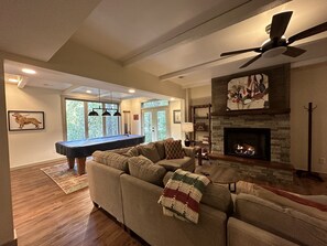 Smart-tv, eldstad, dvd-spelare och ett filmbibliotek