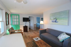 Smart TV, DVD player, books - Dune Tootin Unit 2 SD5 (Sandwich/East Sandwich)