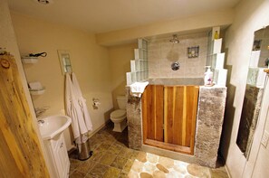 Shower, jetted bath, hair dryer, towels - Whitebird Summit 7 bedroom home (Grangeville)